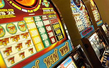 Игровые автоматы в зале казино
